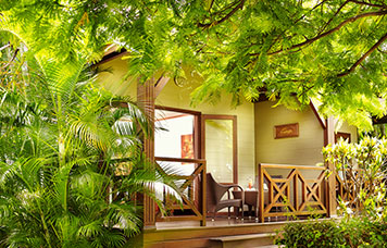 Bungalow enserré dans la nature, ILOHA Seaview Hotel 3*, île de la Réunion