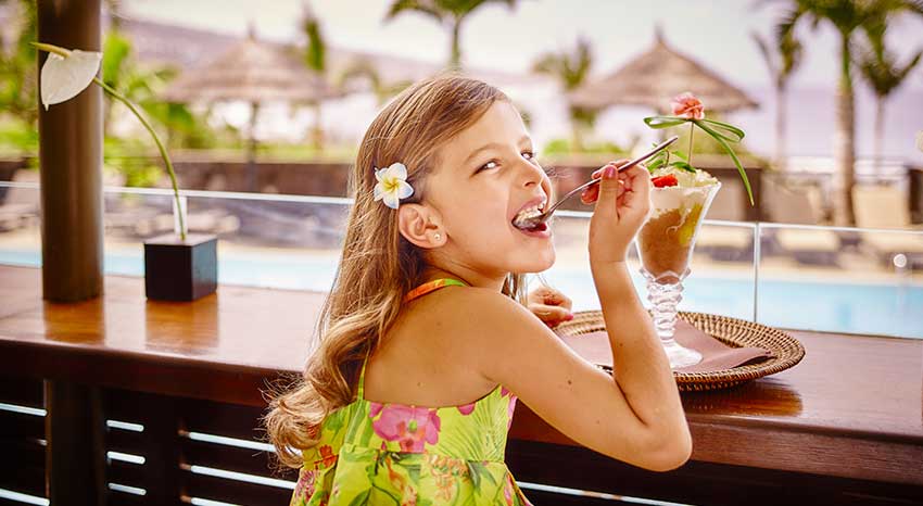 Petite fille dégustant une glace, ILOHA Seaview Hotel 3*, île de la Réunion