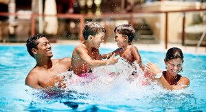 Jeu en famille dans la piscine