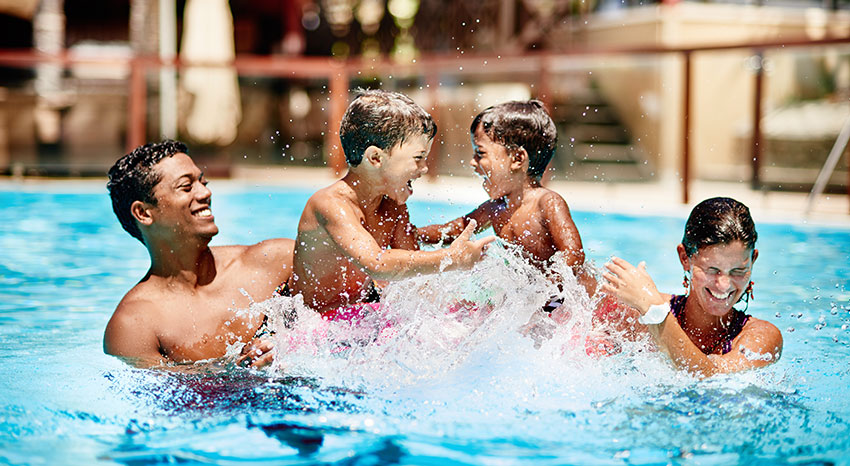 Jeu en famille dans la piscine principale de l'hôtel, ILOHA Seaview Hotel 3*, île de la Réunion