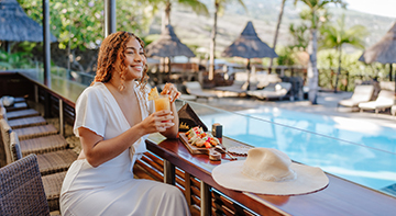 Dégustation de cocktails au couché de soleil au bar de l'hôtel