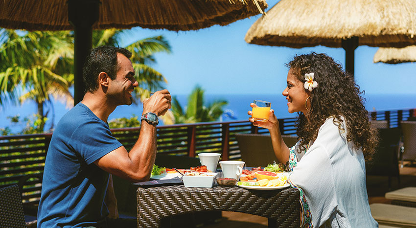 Couple prenant un brunch pour la Saint-Valentin avec une magnifique vue sur l'océan