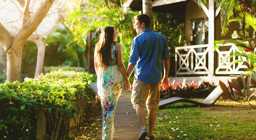 Couple se promenant en amoureux dans les jardins d'iloha