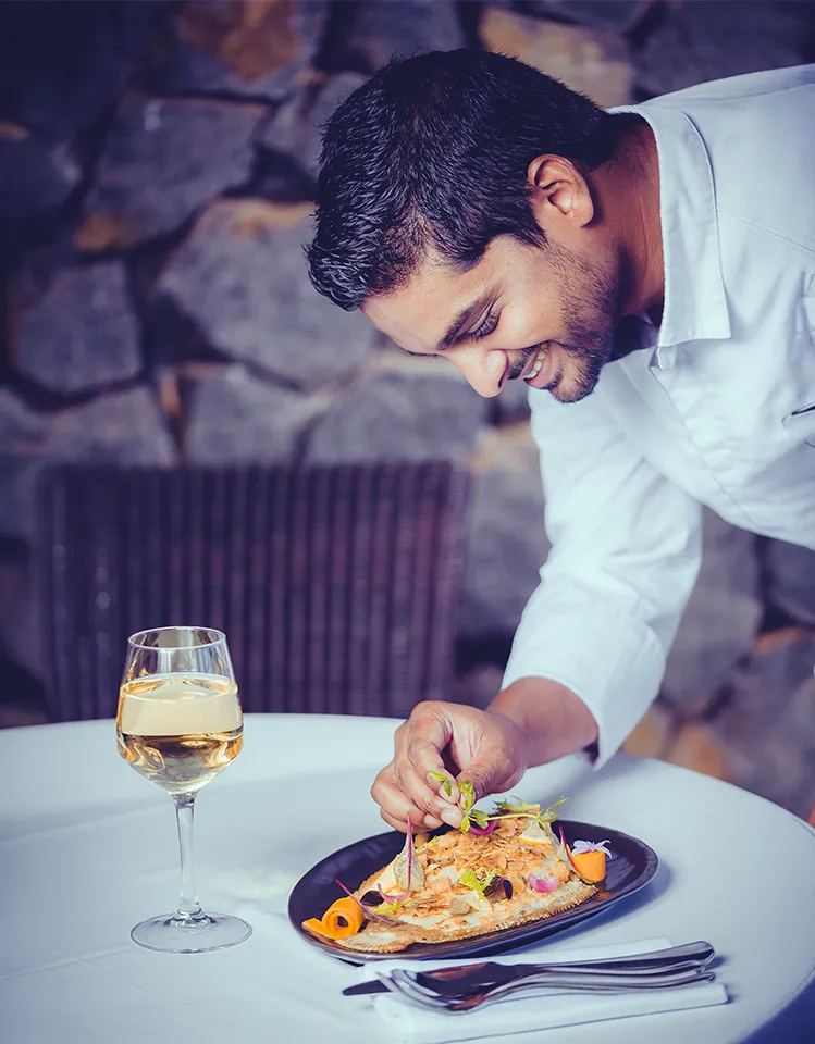 Le chef Marimoutou dressant un plat
