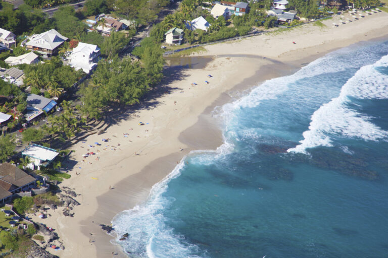 Vue aérienne de la plage de Boucan Canot et de l'océan Indien à La Réunion